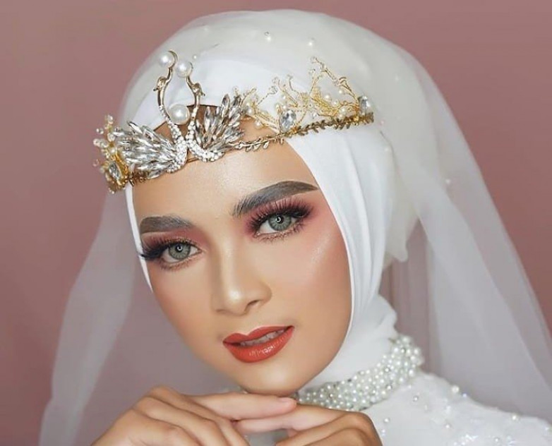 Wahyu Salon: Bright Smiles, Stunning Makeup Amid Cilacap's Weather
